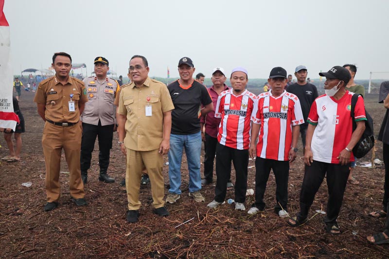Bupati Jani Buka Pertandingan Sepak Bola Peringati Hari Sumpah Pemuda SEPAKBOLA-Bupati HSU H Sahrujani menyaksikan langsung pertandingan sepakbola di kecamatan Danau Panggang.{{yusuf}}