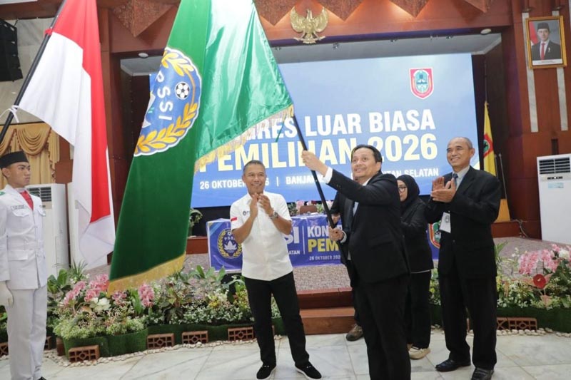Wagub Aklamasi Terpilih Sebagai Ketua PSSI Kalsel Wakil Gubernur (Wagub) Kalimantan Selatan, H Hasnuryadi Sulaiman saat menerima pataka PSSI setelah secara aklamasi kembali memimpin PSSI Kalsel