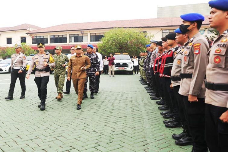 Polresta Optimalkan ETLE Tekan Kecelakaan di Operasi Patuh KAPOLRESTA Banjarmasin Kombes Pol Riza Muttaqin didampingi Walikota Banjarmasin M Yamin melakukan pemeriksaan pasukan dalam Gelar Pasukan Operasi Patuh Intan 2026, Banjarmasin, Senin (26/10). (Foto:mb/ant/hms polresta bjm)