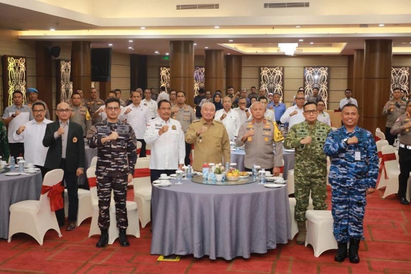 Gubernur Muhidin Dukung Alat Deteksi Dini Karhutla GUBERNUR Kalimantan Selatan H Muhidin bersama Forum Koordinasi Pimpinan Daerah (Forkopimda) Kalsel saat menghadiri Silaturahmi Kamtibmas Forkopimda dan Perguruan Tinggi Negeri/Swasta se-Kalsel.