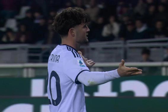 Como Kalahkan Torino dengan Skor 3-1 Merayakan Golnya - Gelandang Como Martin Baturina merayakan golnya ke gawang Torino dalam pertandingan Liga Italia di Stadion Olimpico di Torino, Turin, Italia, Selasa (27/10) waktu setempat.(foto:mb/web)
