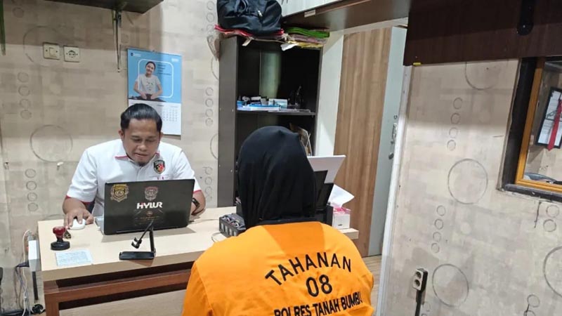 Satpam Wanita Bank Kalsel Tanah Bumbu Tilep Tabungan Pendidikan Anak Nasabah Rp1,2 Miliar DIPERIKSA: IS, tersangka kasus dugaan penggelapan dana nasabah Bank Kalsel menjalani pemeriksaan di Polres Tanah Bumbu.ist