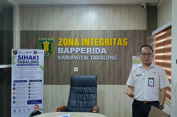 Bapperida Tabalong Hadirkan SIHAKI KABID Riset dan Inovasi Bapperida Tabalong Yunizarrahman saat menjelaskan program SIHAKI. (Foto:mb/yan)