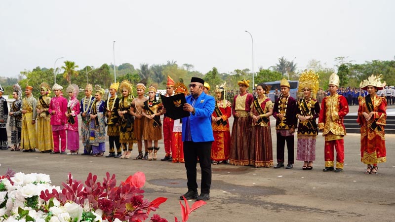 Pemkab Kotabaru Ajak Pemuda Berkontribusi bagi Masyarakat SUMPAH PEMUDA-Pemerintah Kabupaten Kotabaru memperingati Hari Sumpah Pemuda ke-98 dilaksanakan upacara di Lapangan Kantor Bupati Kotabaru.{{ebet}}