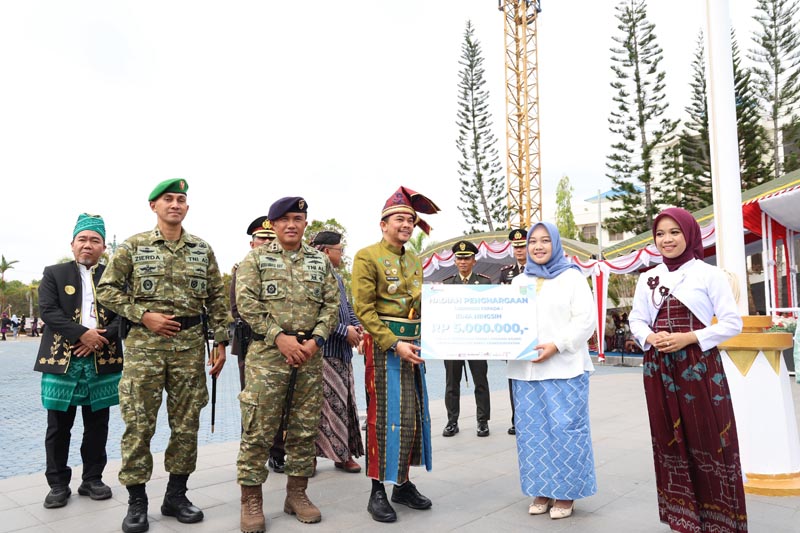 Bupati Tanah Bumbu Serahkan Penghargaan kepada Tiga Pemuda Berprestasi PENGHARGAAN-Bupati Tanah Bumbu Andi Rudi Latif, menyerahkan penghargaan secara simbolis kepada tiga pemuda berprestasi tingkat provinsi dari Kabupaten Tanah Bumbu.{{ist}}