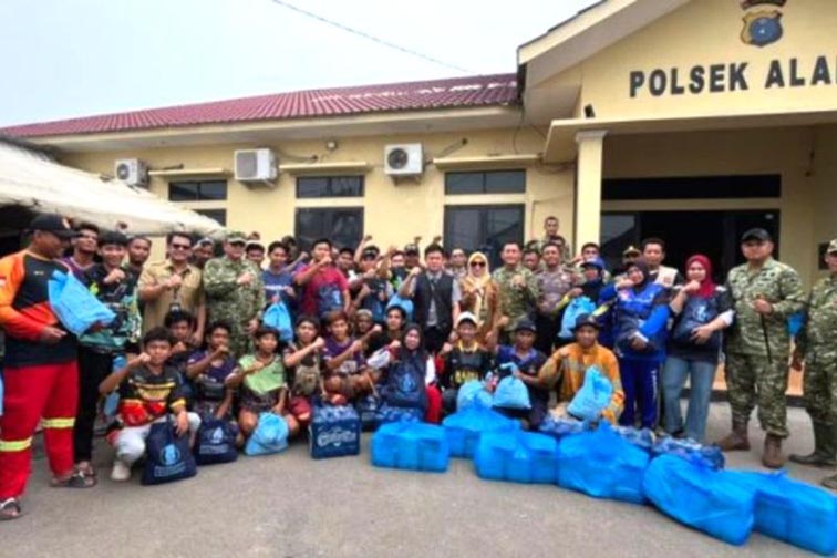 Istana Bantu Logistik untuk Relawan Karhutla di Batola ISTANA Kepresidenan menyerahkan bantuan logistik untuk relawan karhutla di Batola dipusatkan di Pos 3 Alalak, Kabupaten Batola, Selasa (27/10). (Foto:mb/ant/diskominfo btl)