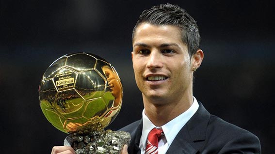 Kalahkan Messi, Ronaldo Raih Ballon d’Or Sepanjang Masa Cristiano Ronaldo raih BOAT (Ballon d'Or of All Time).(foto:mb/web)